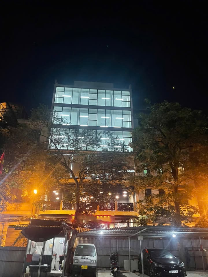 Văn phòng cho thuê tại Hoàng Cầu - Đống Đa 100m² giá 20 triệu - Thiết kế hiện đại, full kính