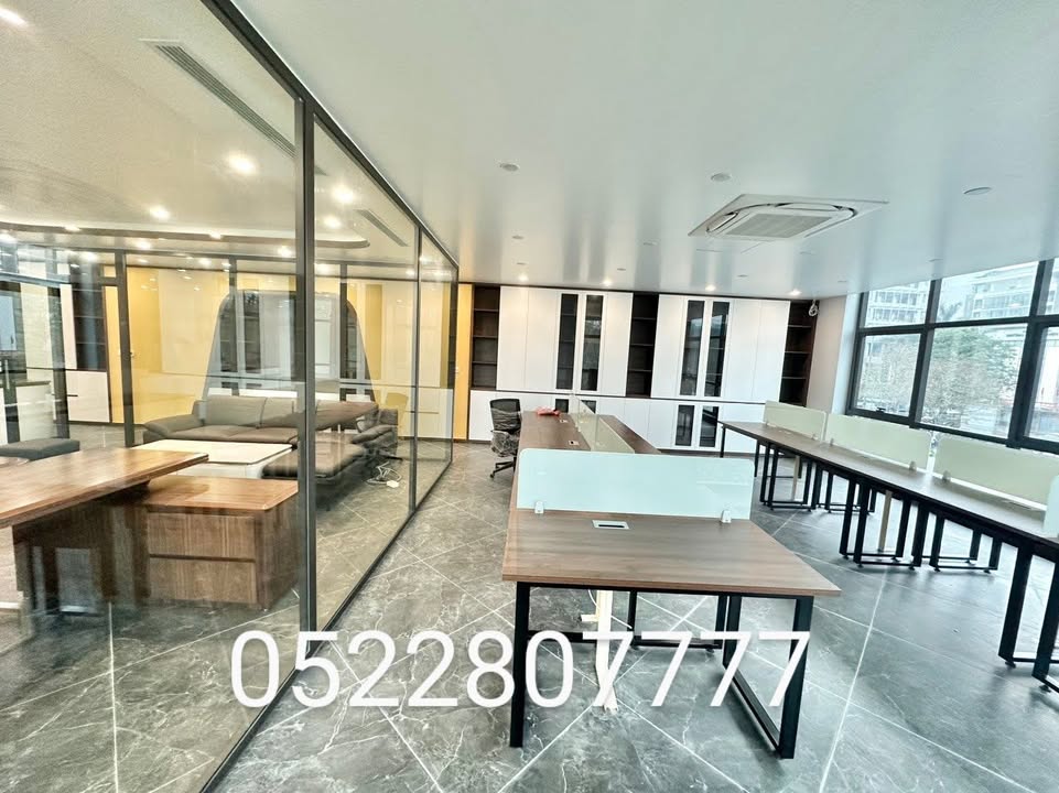 Văn phòng cho thuê mặt phố Hoàng Quốc Việt 170m² giá 30 triệu - Sẵn sàng vào làm việc!