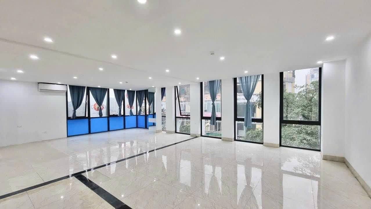 Cho thuê văn phòng lô góc 130m² tại Huỳnh Thúc Kháng - Thiết kế hiện đại, chỉ 28 triệu/tháng!