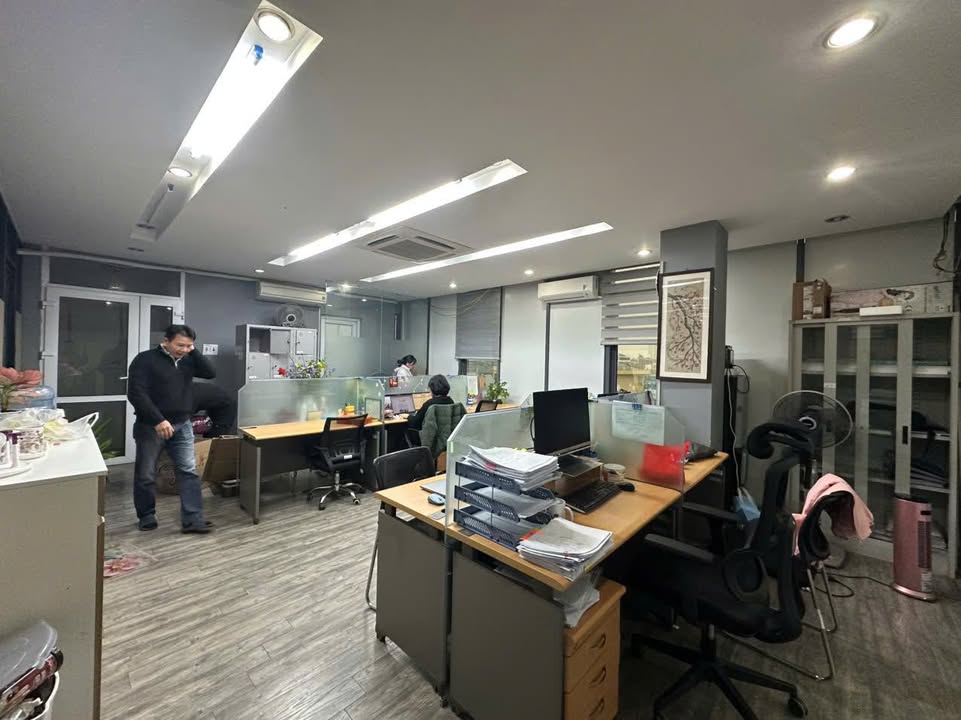Văn phòng cho thuê Nguyễn Khang, Thanh Xuân 100m² giá 13.5 triệu - Thiết kế hiện đại, sẵn nội thất!