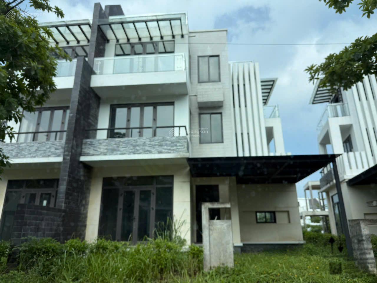 Biệt thự bán gấp tại KĐT Phú Cát City, Thạch Thất, 190m² - Hướng Tây Nam, pháp lý đầy đủ!