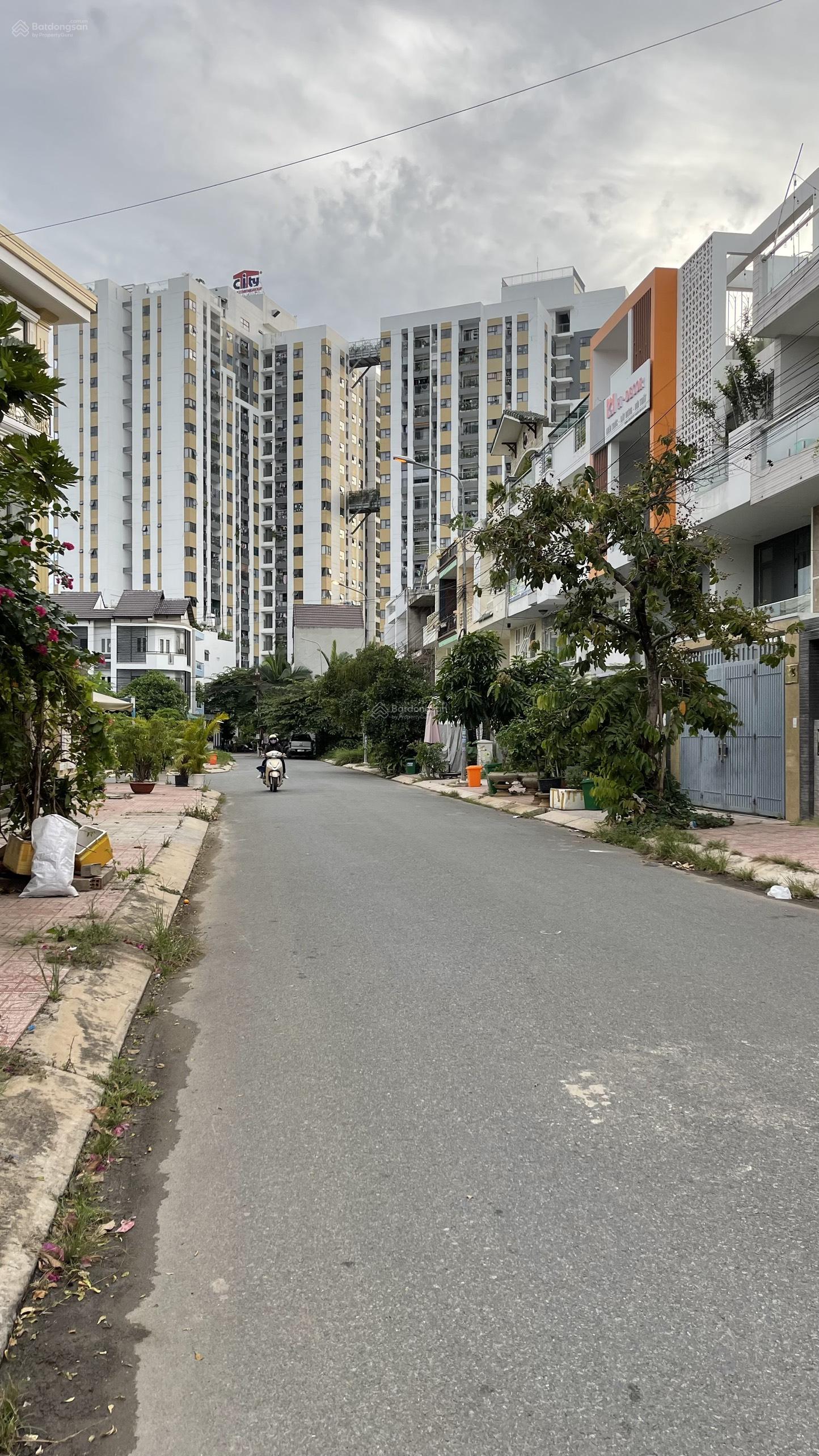 Cho thuê nhà phố 90m² gần vòng xoay Liên Phường giá 18 triệu - An ninh 24/24!