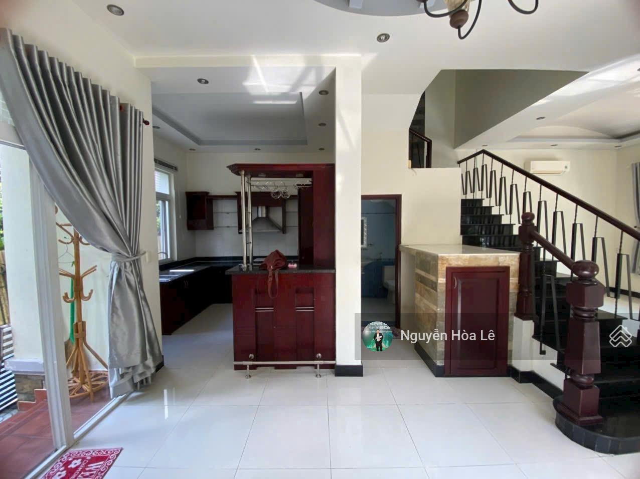 Cho thuê biệt thự góc 3 mặt tiền Hưng Thái 2, Phú Mỹ Hưng 162m² giá 40 triệu - Không thể bỏ lỡ!