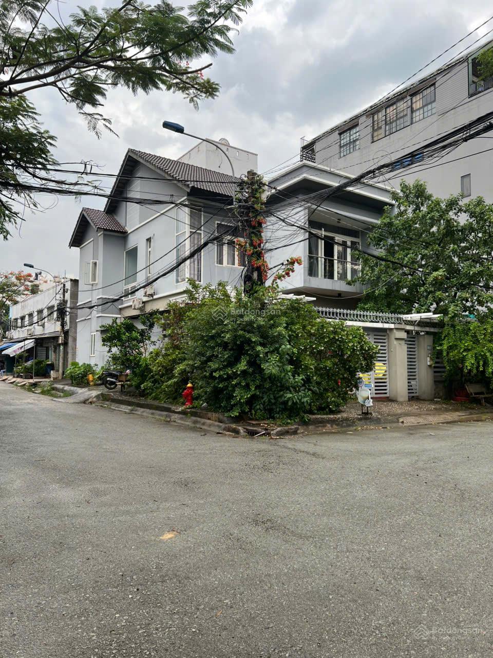 Cho thuê gấp biệt thự Làng Đại Học Nhà Bè 200m² giá 20 triệu - Nhà mới sạch sẽ, nội thất đầy đủ!