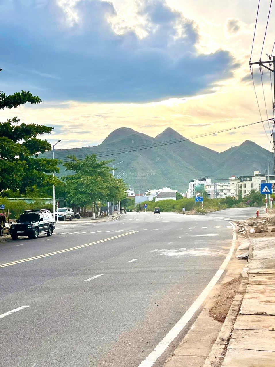 Bán 2 lô đất mặt tiền đường Phạm Văn Đồng, Nha Trang 298m² và 262m² - Vị trí đắc địa gần bến du thuyền!