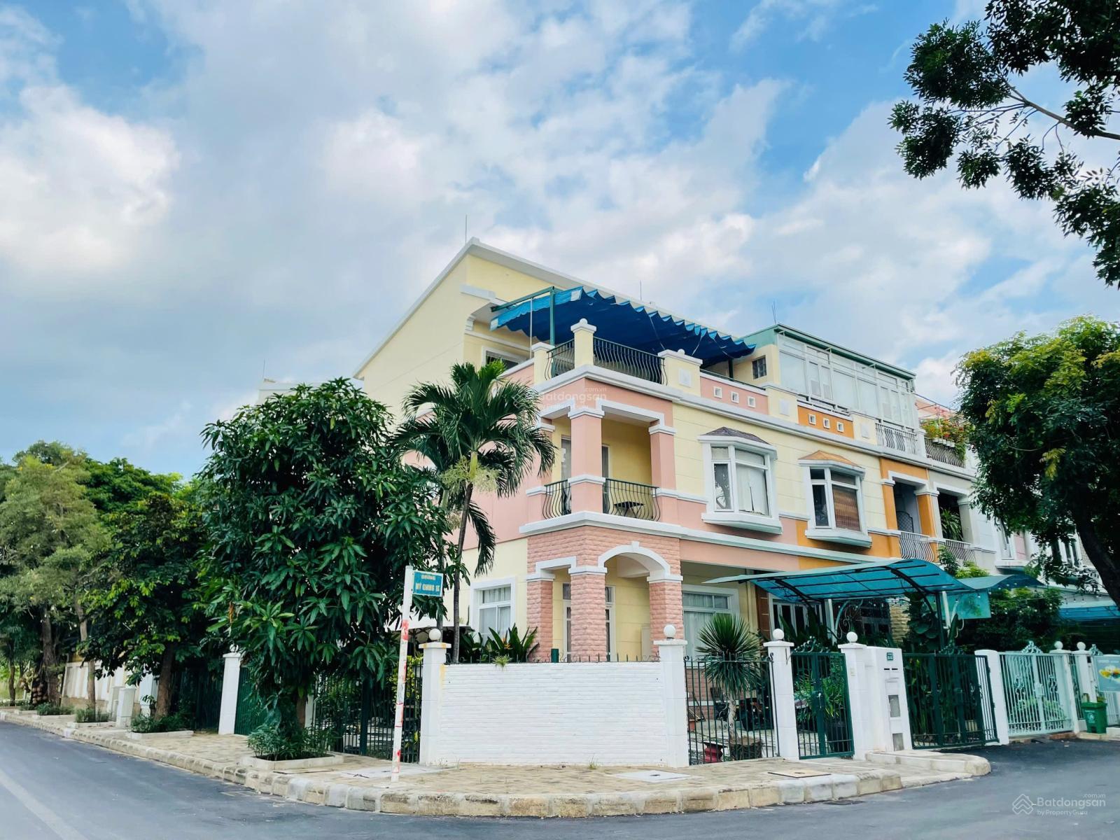 Cho thuê nhà liên kế căn góc Mỹ Giang 1A Phú Mỹ Hưng 211.5m² giá 55 triệu - Nội thất dính tường