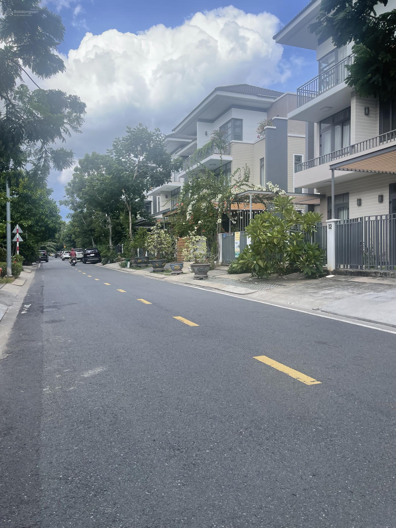 Bán biệt thự Lavila Nhà Bè DT 105.6m² giá 12.8 tỷ - An ninh 24/24, tiện ích đầy đủ!