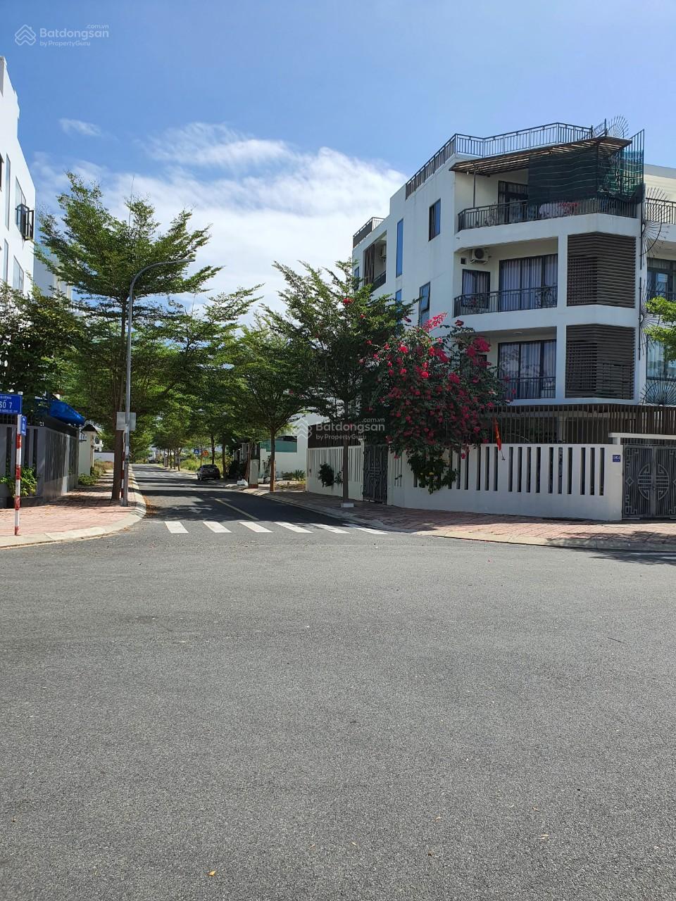 Nhà phố 4 tầng mặt tiền 35m KĐT Mipeco Nha Trang giá 11 tỷ - Pháp lý rõ ràng!