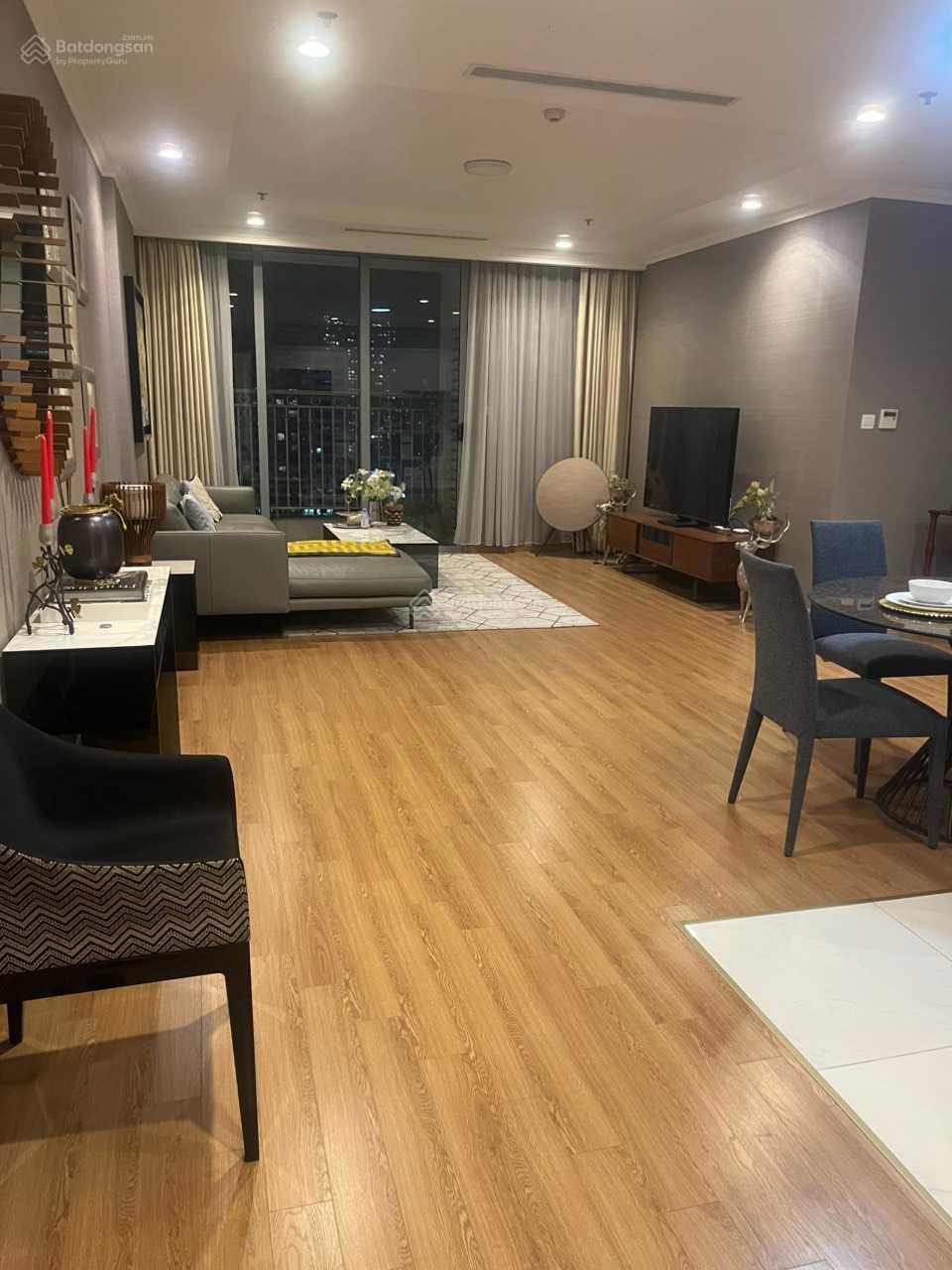 Căn hộ Vinhomes Nguyễn Chí Thanh 86m² giá 9,3 tỷ - Nội thất đầy đủ, sẵn sàng vào ở!