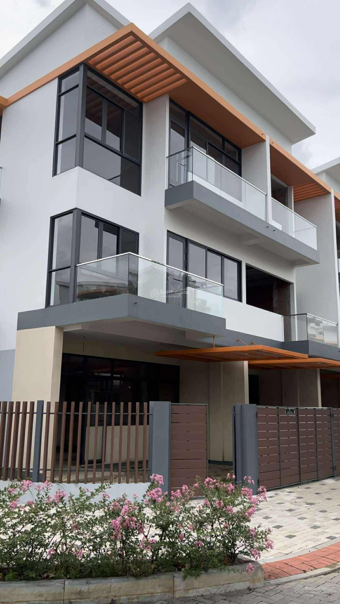 Nhà phố compound Long Hậu 80m² giá chỉ 1,1 tỷ - Sẵn sàng bàn giao!