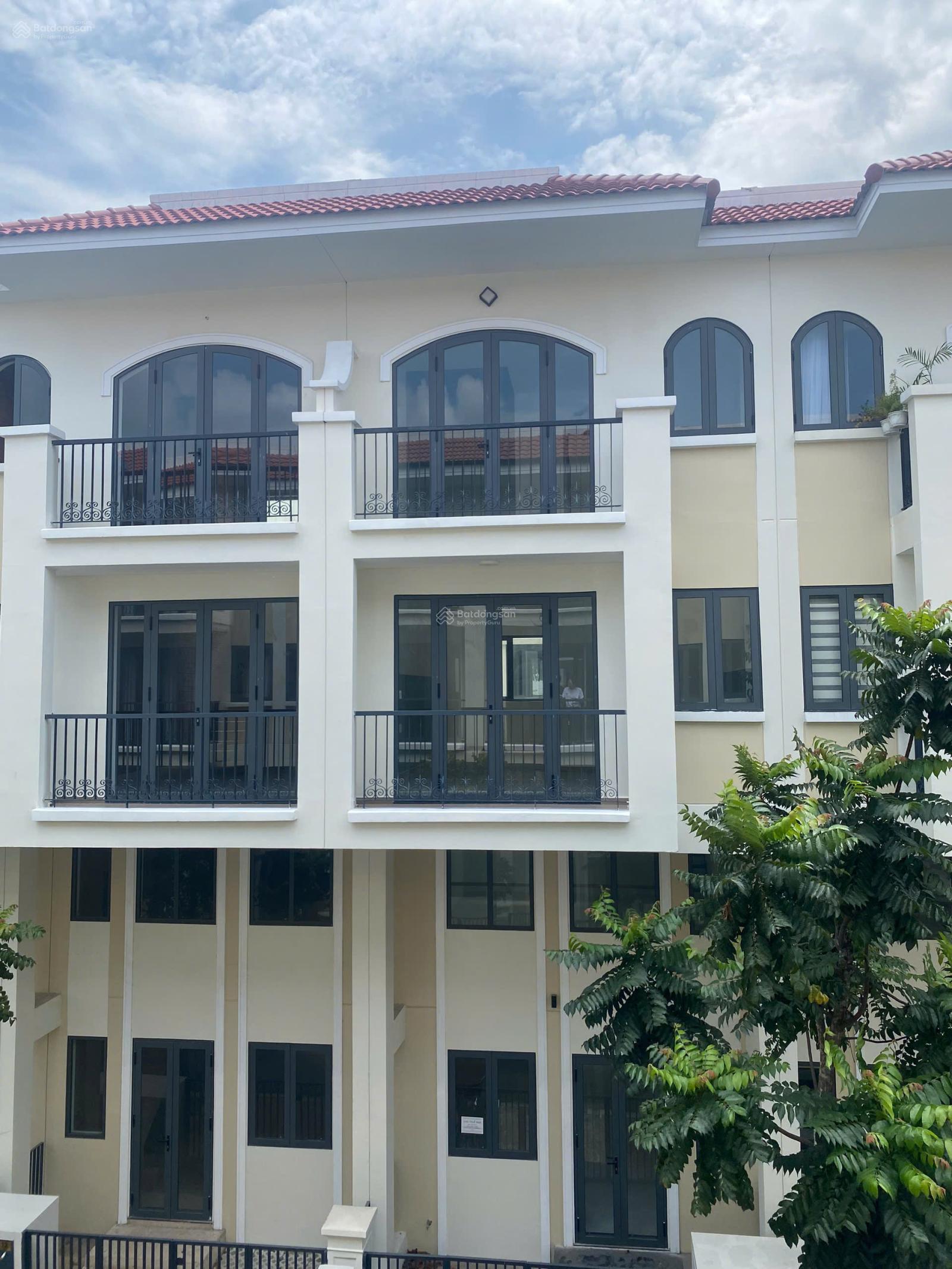 Nhà phố góc Senturia Nam Sài Gòn 201m² giá 8.8 tỷ - Sổ hồng chính chủ, công chứng nhanh!