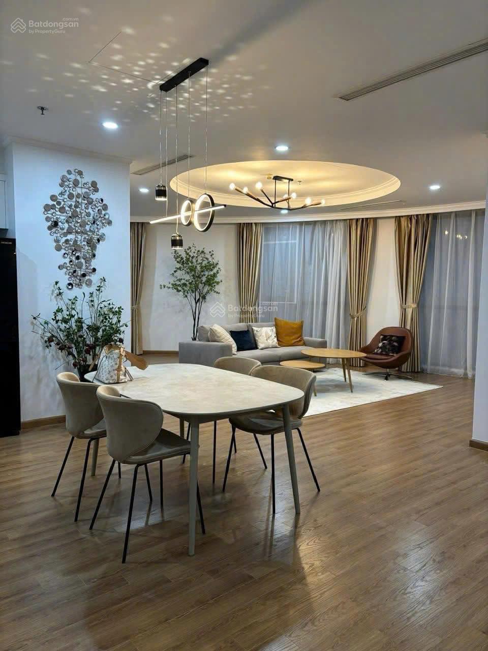 Căn hộ 3 phòng ngủ Royal City 130m² giá 20 triệu - Nhà đẹp, đầy đủ nội thất!