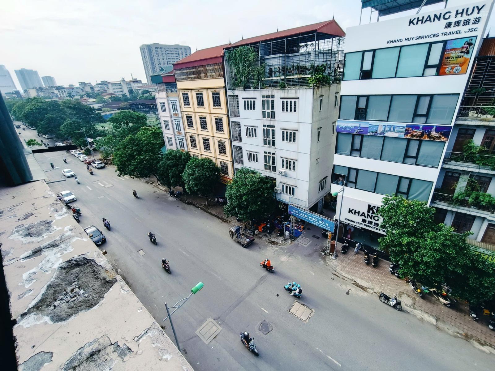 Cho thuê nhà mặt phố Trần Quốc Hoàn, Cầu Giấy 6 tầng, thông sàn, thang máy, 40 triệu/tháng