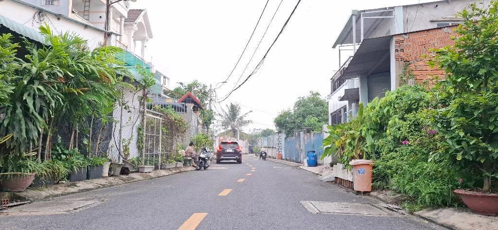 Nhà mặt tiền kinh doanh 176m² đường 102 Tăng Nhơn Phú A - Giá chỉ 12.3 tỷ!