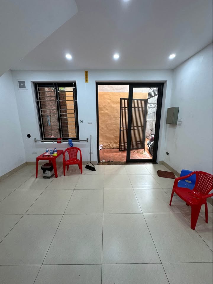 Nhà đẹp Phú Thượng 43.5m² giá 8 tỷ - Vị trí đắc địa, giao thông thuận lợi!