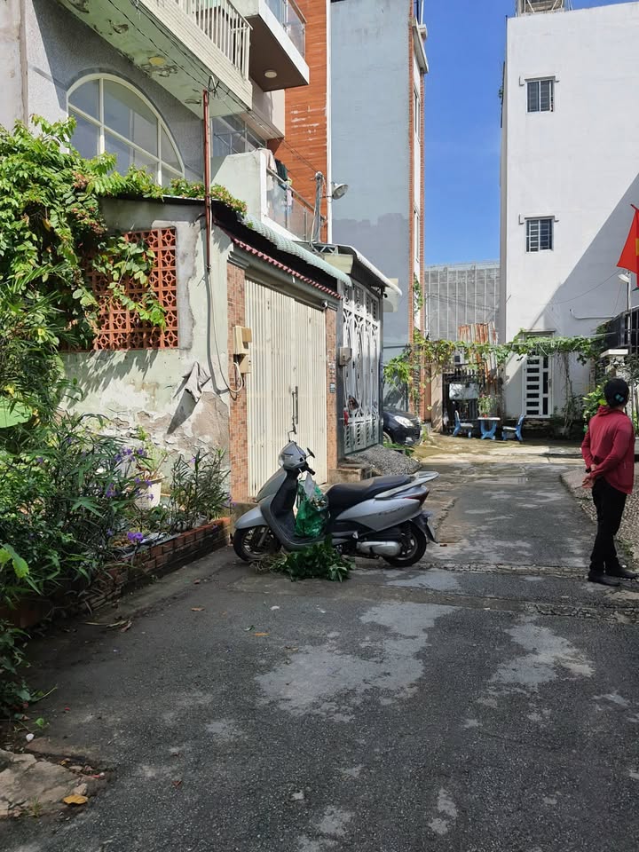 Đất nền Phú Hữu Quận 9 64.6m² giá 4.2 tỷ - Bán gấp lô hẻm xe hơi!