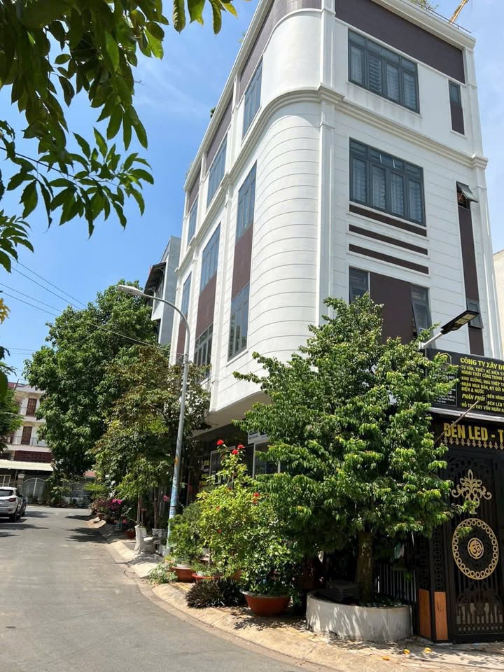 Cho thuê nhà 1 trệt 3 lầu mặt tiền đường Lê Văn Việt 253m² - Phù hợp kinh doanh đa dạng!