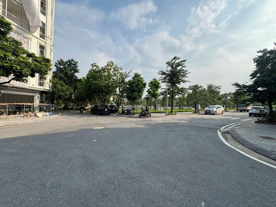 Đất mặt hồ Công viên Thượng Thanh 90m² giá 3.3 tỷ - Đầu tư sinh lời ngay!