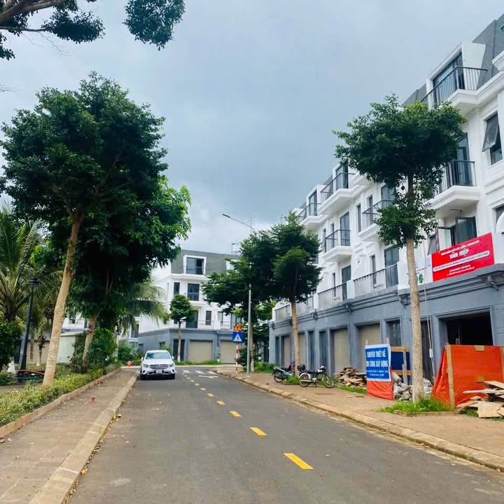 Nhà phố EcoCity Buôn Ma Thuột 120m² giá 8.3 tỷ - Thiết kế hiện đại đầy đủ nội thất!