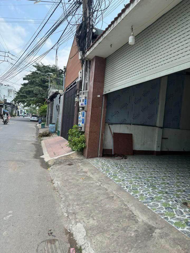 Nhà cho thuê tại Dĩ An, Bình Dương 2 tầng, 4 phòng ngủ - Phù hợp kinh doanh!