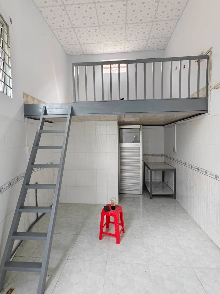 Phòng trọ gác đúc mặt tiền Trần Vĩnh Kiết, 25m² chỉ 1.6 triệu - Gần Đại học Y Dược!