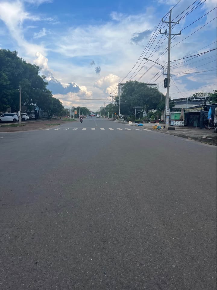 FrontHouse Tôn Đức Thắng Đồng Xoài 304m² giá 5 tỷ - Kinh doanh thuận lợi!