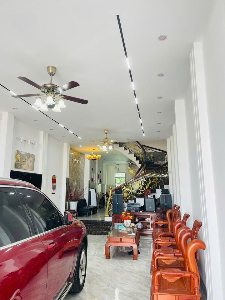 Nhà mặt tiền sông Hoa Lư 107.5m² giá 8 tỷ - Thiết kế hiện đại, sang trọng!