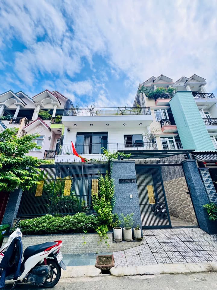 Biệt thự An Phú Đông 160m² giá 11.9 tỷ - Thiết kế sang trọng, sân vườn thoáng mát!