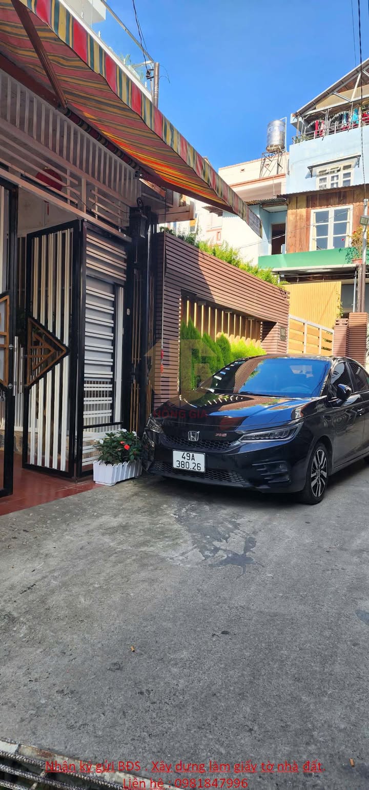 Nhà đẹp Đà Lạt 92m² giá chỉ 7.4 tỷ - Gần chợ và trường học!