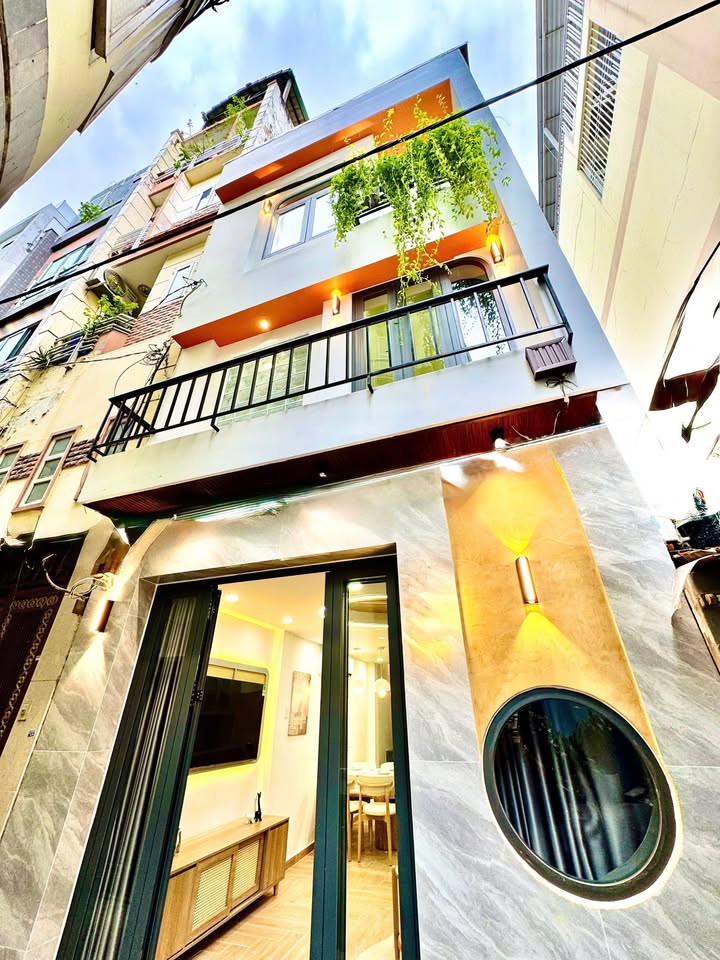 Nhà phố Cô Giang, Quận 1, 32m² giá 7.39 tỷ - Gần phố đi bộ Bùi Viện!