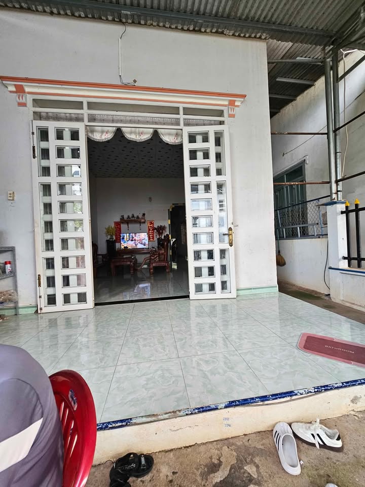 Nhà riêng Tiến Hưng Đồng Xoài 300m² giá 1.3 tỷ - Sân đậu ô tô tiện lợi!