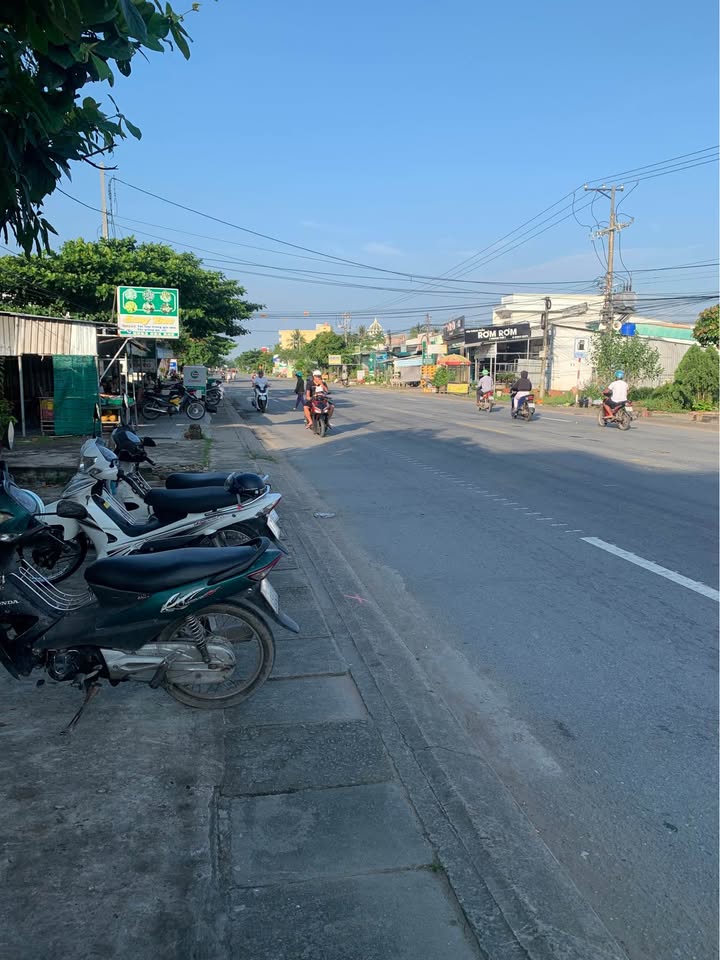 Đất nền thổ cư 2200m² mặt tiền Quốc lộ 1A - Giá cực tốt chỉ 2.4 tỷ!