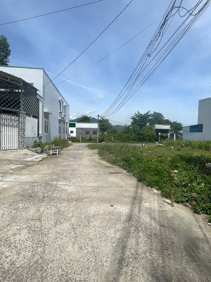 Đất mặt tiền Phú Trung, Nha Trang 123.3m² giá 2.75 tỷ - An ninh tốt, gần chợ và trường học!