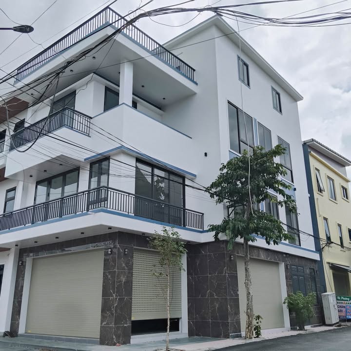 Nhà cho thuê 3 tầng tại Vinh, Nghệ An - Giá 20 triệu, phù hợp văn phòng hoặc spa