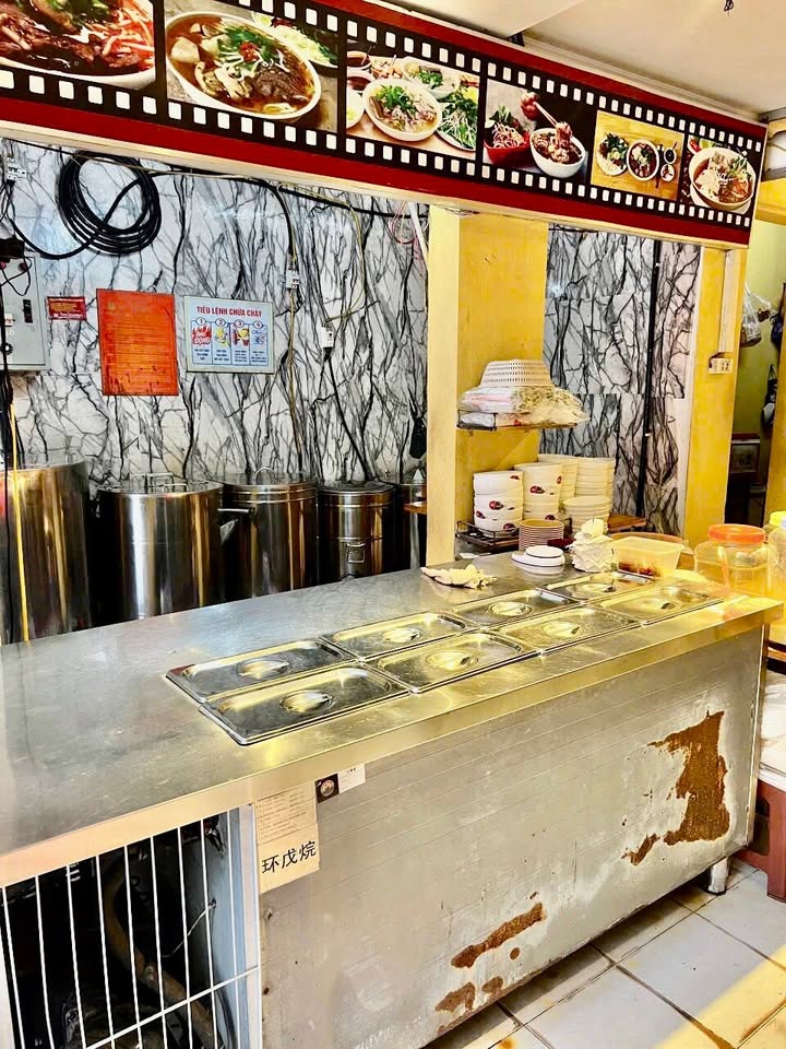 Quán cơm phở mặt phố Lê Thanh Nghị, Hai Bà Trưng, 85m² giá 17 triệu - Sẵn sàng kinh doanh ngay!