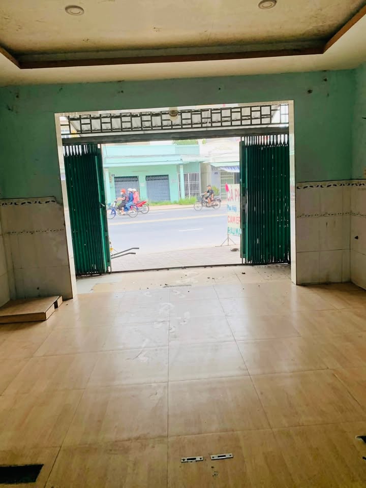 Nhà cho thuê mặt tiền đường TL824, Đức Hòa, 200m² chỉ 5.5 triệu/tháng - Cơ hội vàng cho bạn!