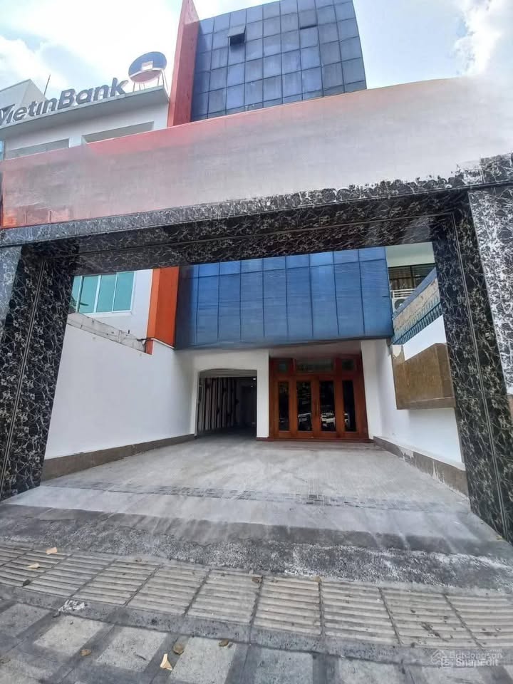 Tòa nhà mặt tiền 5 tầng 240m² gần sân bay Tân Sơn Nhất - Cho thuê 380 triệu/tháng!