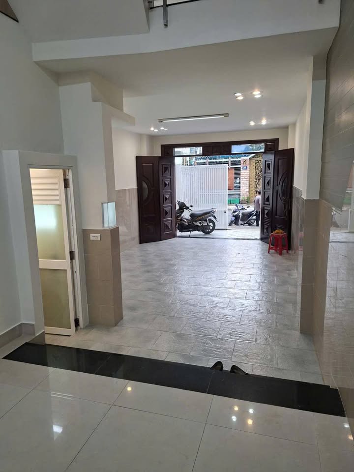 Nhà mặt tiền cho thuê tại Quận 7, diện tích 80m² giá chỉ 25 triệu - Phù hợp mở văn phòng, kinh doanh!