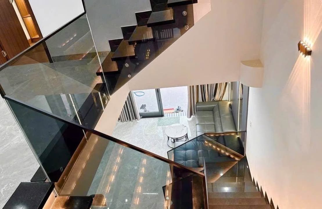 Nhà mặt tiền 3 tầng đường Nguyễn Tất Thành 84m² giá 7.5 tỷ - Đầu tư sinh lời hấp dẫn!