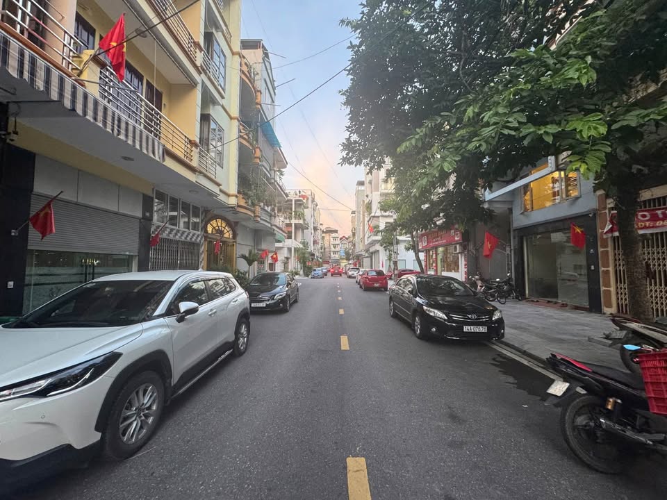 Nhà phố Tô Hiến Thành, Hạ Long 61.5m² giá 9.8 tỷ - Thiết kế hiện đại, sẵn sàng ở!