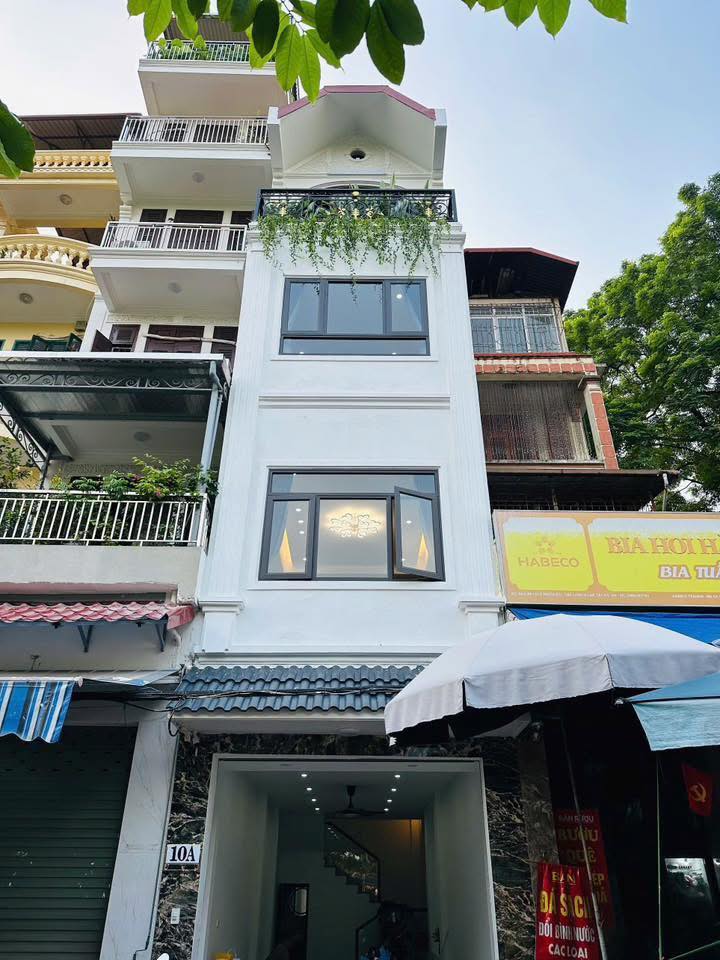 Bán gấp nhà mặt ngõ Lạc Long Quân 40m² giá 16.5 tỷ - Kinh doanh sầm uất, ô tô vào nhà!