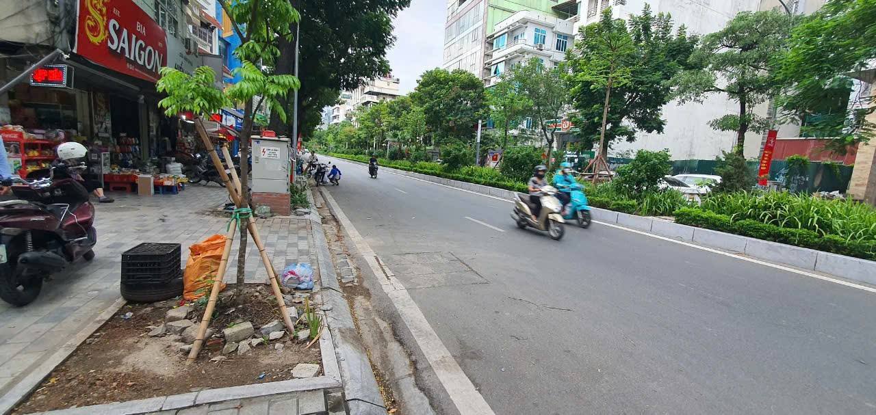 Bán gấp nhà mặt phố Lạc Long Quân 166m² giá 99 tỷ - Địa điểm đắc địa Tây Hồ!