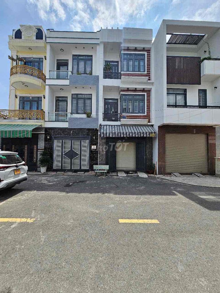 Nhà phố Dĩ An 65,4m² giá 5 tỷ - Gần VinCom, sổ hồng riêng!