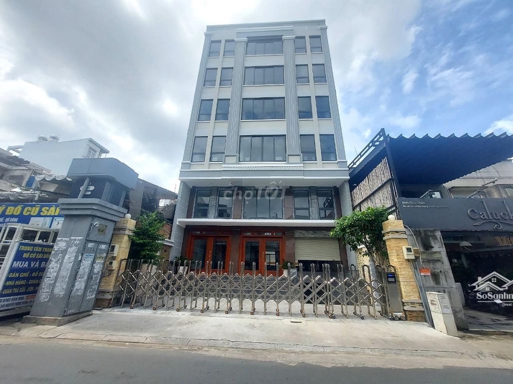 Tòa nhà cho thuê Hoàng Việt, P. 4, Quận Tân Bình 1600m² - Vị trí đắc địa cho kinh doanh