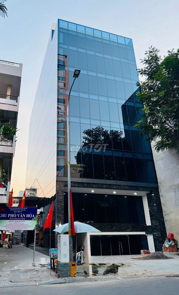 Cho thuê Tòa Nhà Góc 2 Mặt Tiền Ung Văn Khiêm 1800m² giá 300 triệu - Khu vực sầm uất lý tưởng cho kinh doanh!