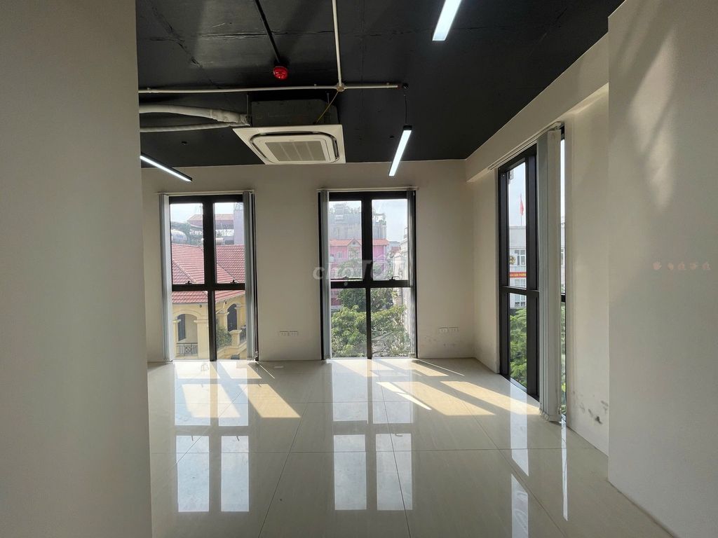 Văn phòng cho thuê tại Nguyễn Chí Thanh 35m² giá 5 triệu - Bảo vệ 24/7 an toàn!