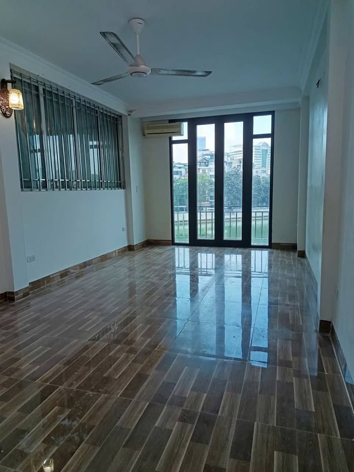 Nhà mặt hồ Hoàng Cầu, Đống Đa 5 tầng - Phù hợp làm văn phòng, thẩm mỹ