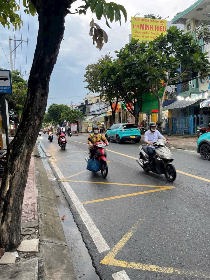 Nhà mặt tiền đường Lê Văn Lương, Quận 7, 120m² giá 16.8 tỷ - Chính chủ cần bán gấp!