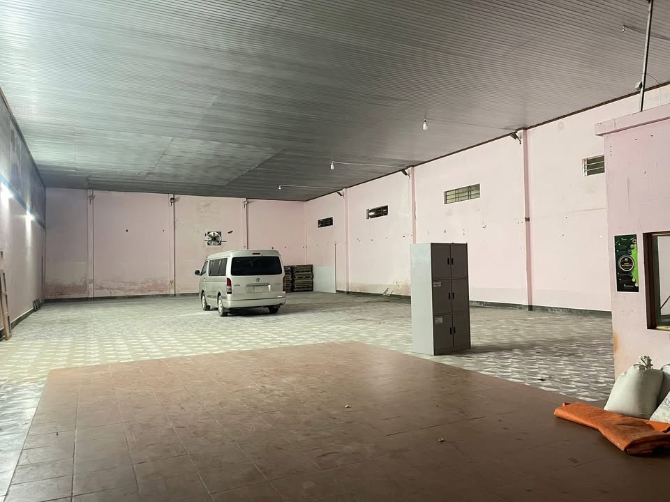 Kho hàng cho thuê tại Quốc lộ 9B, Đông Hà 700m² giá 18 triệu - Không gian rộng rãi, xe công vào thoải mái!