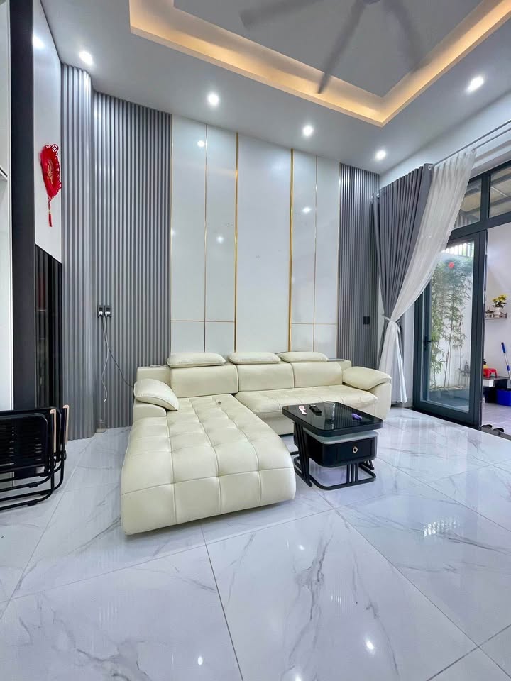 Nhà 3 tầng KDC Bàu Cả, Quảng Ngãi - Diện tích 100m², giá 5.3 tỷ - Nhà đẹp, chính chủ!